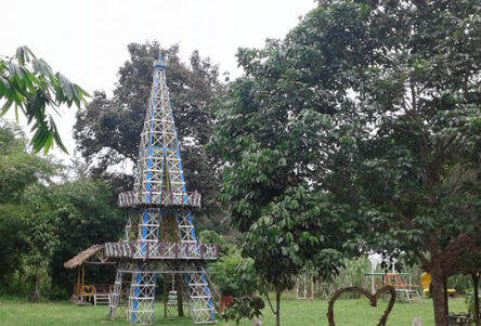 Miniatur “Menara Eiffel” Hadir Dekat Candi Muarojambi