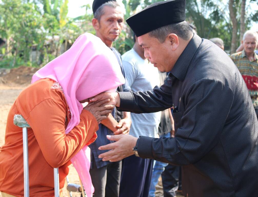 H Al Haris Santuni Para Keluarga Korban Bentrok