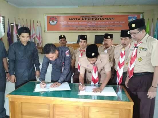 Hadapi Pemilu 2019,Panwaslu Batanghari Teken MOU Bersama Kwarcab Pramuka