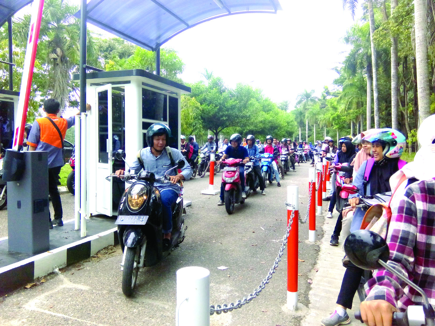 Uji Coba Parkir Berbayar Unja Diwarnai Antri Panjang - Aksipost.com