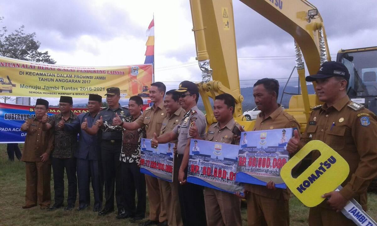 Pjs. Bupati Kerinci, Dampingi Gubernur Serahkan Bantuan Dua Unit Excavator