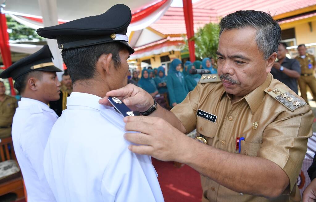 Lagi, H Husairi Lantik Tiga Kades di Dua Tampat