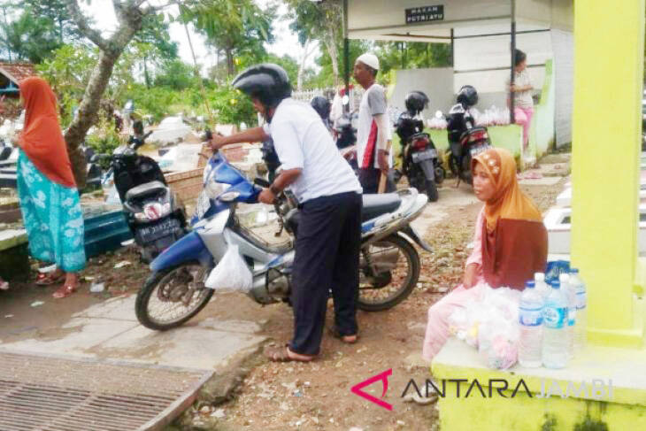 Pemakaman Kota Jambi Ramai Dikunjungi Peziarah