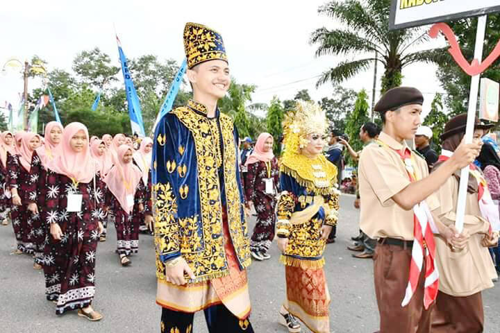 Ribuan Kontingen Ikuti Pawai Ta’aruf MTQ Ke 48 Tingkat Propinsi