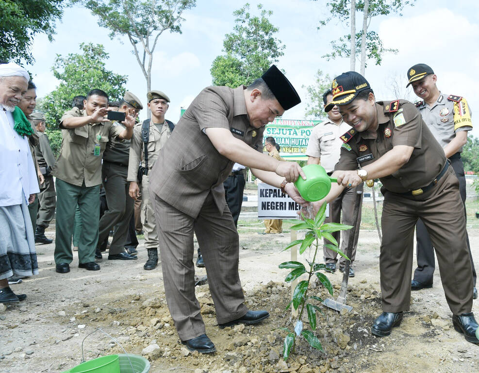 Bupati dan Kajari Tanam Program Sejuta Pohon