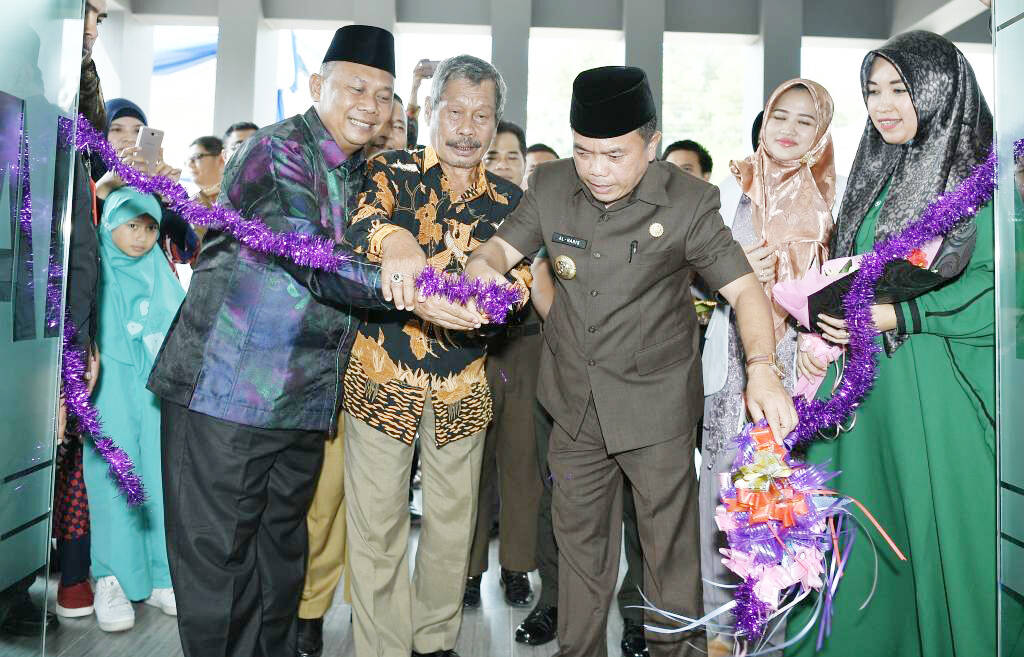 Bupati Potong Pita Grand Opening RS M2C