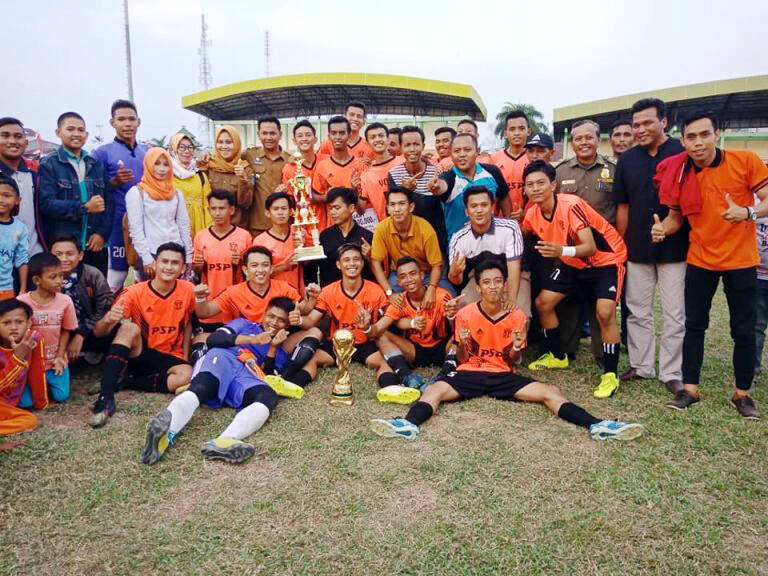 Tim Sepak Bola Pengabuan Boyong Piala “Bupati Cup” 2018