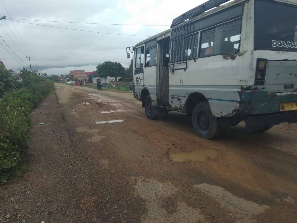 Bertahun Jalan Tidak Diperbaiki, Warga Ancam Tanam Pisang