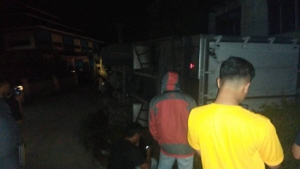 Truk Bermuatan 20 Ton Ikan Beku,  Terbalik