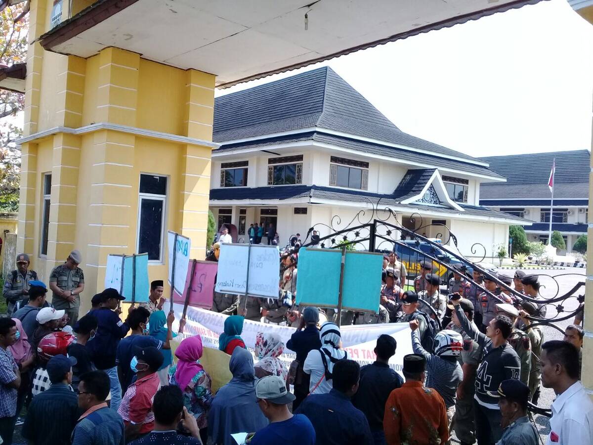 Hari Ini Ratusan Warga Dua Desa Demo Kantor Bupati Tuntut Kades Mundur