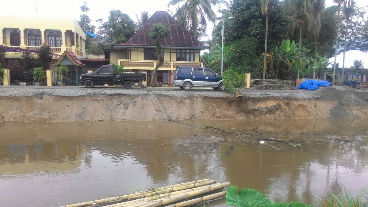 70 Meter Tembok Penahan Tebing, Roboh