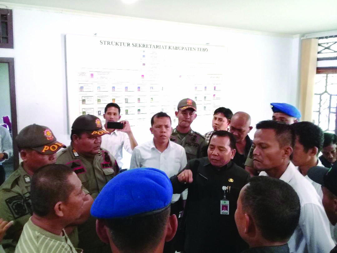 Plt.Sekda dan Warga Adu Mulut