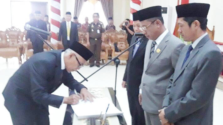 Akmal di Lantik PAW DPRD Sarolangun Sisa periode 2014-2019