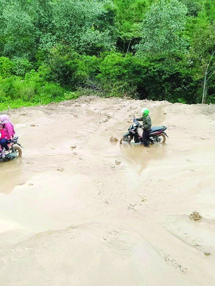 Banjir disertai Lumpur, Tutupi Badan Jalan Strategis Nasional Hingga Ketinggian 30 CM.