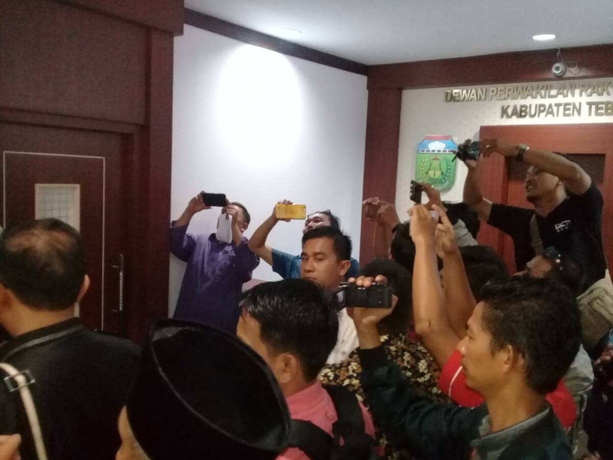 Gruduk Enam Fraksi DPR Tebo Segel Ruang Sekwan