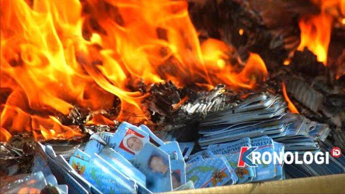 Disdukcapil Sarolangun Bakar Ribuan e-KTP Invalid dan yang Rusak
