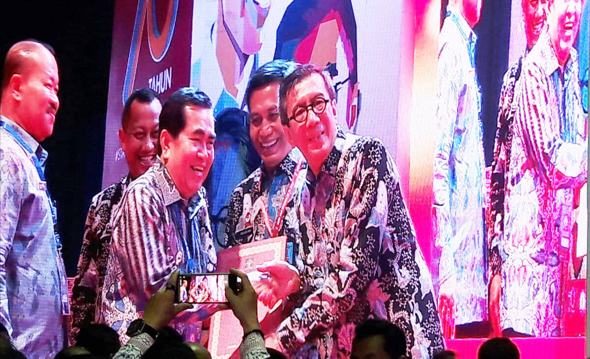 Peduli HAM, Wako Terima Penghargaan