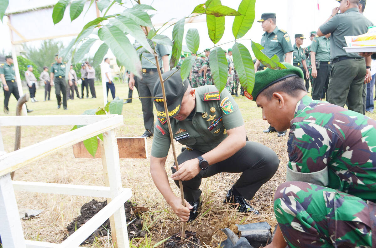 Selamatkan Ekosistem Alam, Korem 042/Gapu Bersama Kodim 0415/BTH Tanam Ribuan Pohon