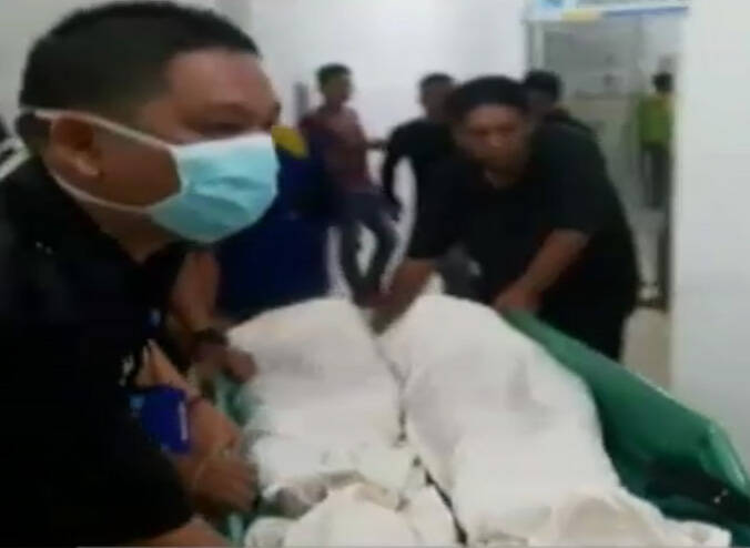Nekat Lintasi Jalan Tergenang Air, Triton Tenggelam