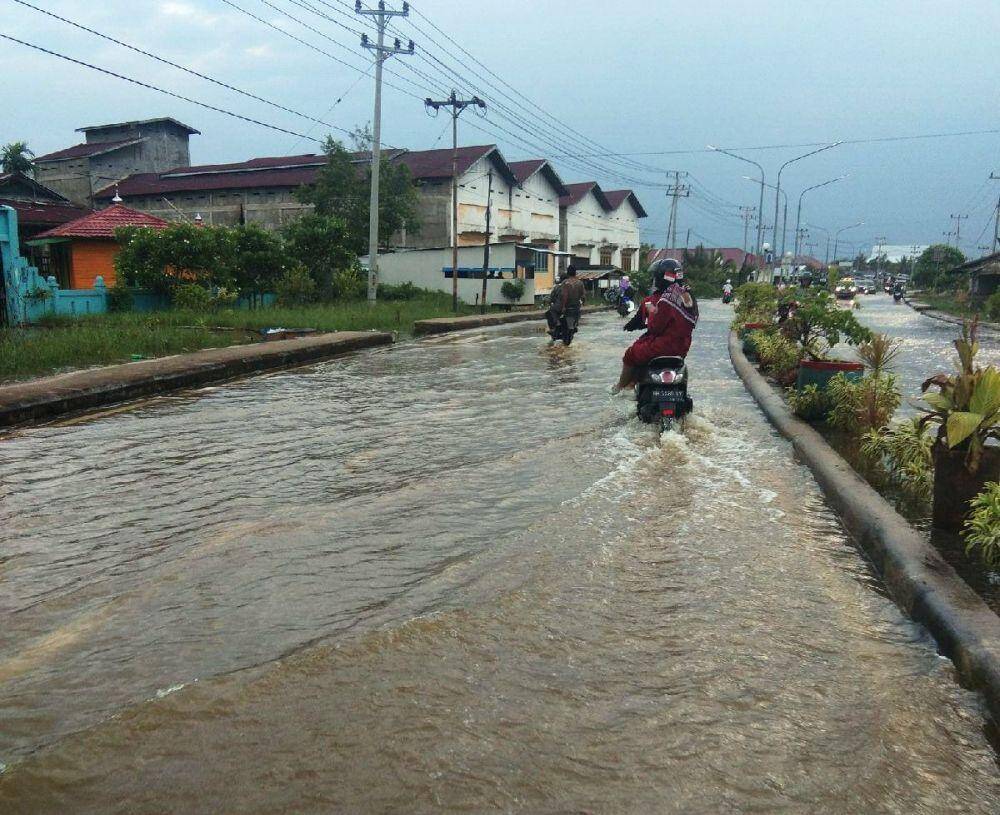 Ketika Banjir Rob Dijadikan “Kolam Renang”  Oleh Anak Tungkal