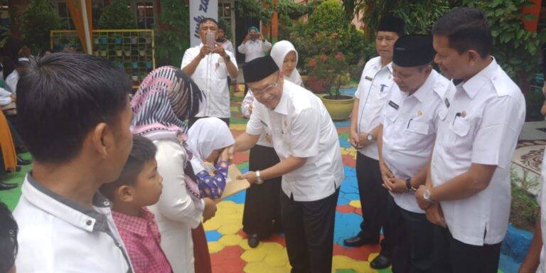 Bupati H Cek Endra Serahkan Bantuan Ke Siswa Kurang Mampu