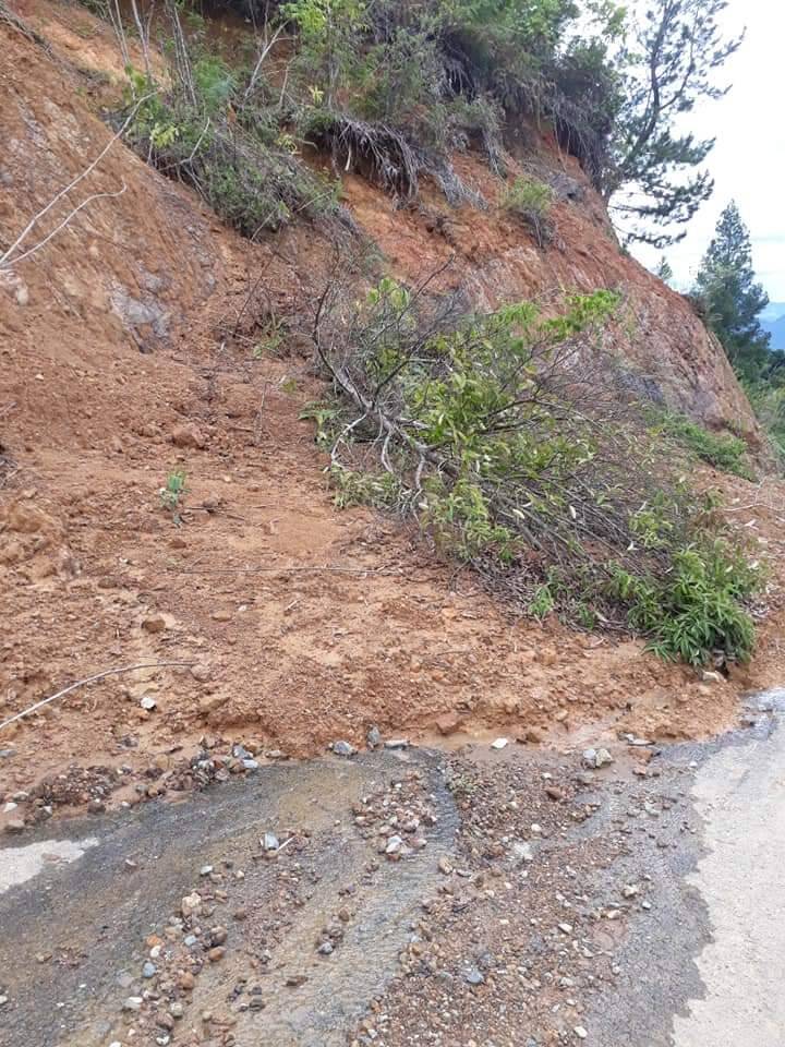 Jalan Menuju Bukit Khayangan dan RKE Tertimbun Longsor