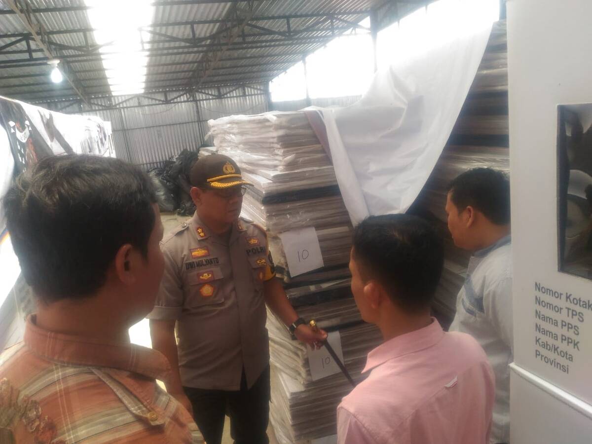 Ketua KPU Dampingi Kapolres Pantau Logistik