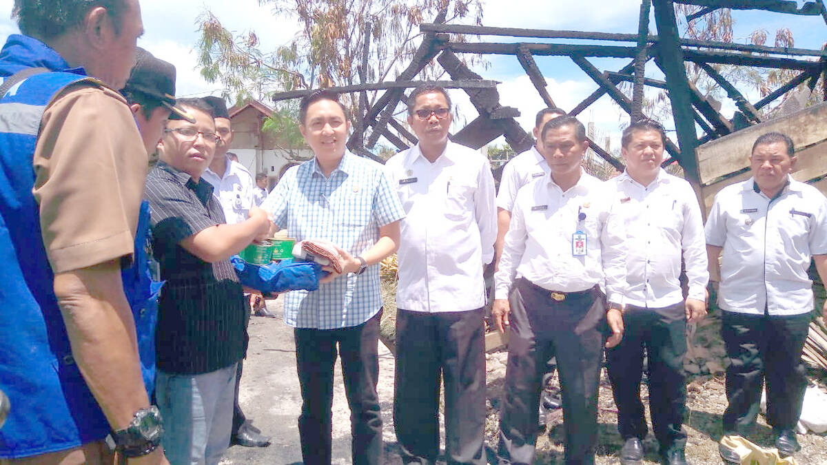 Ketua DPRD Sungaipenuh, Serahkan Bantuan Korban Kebakaran