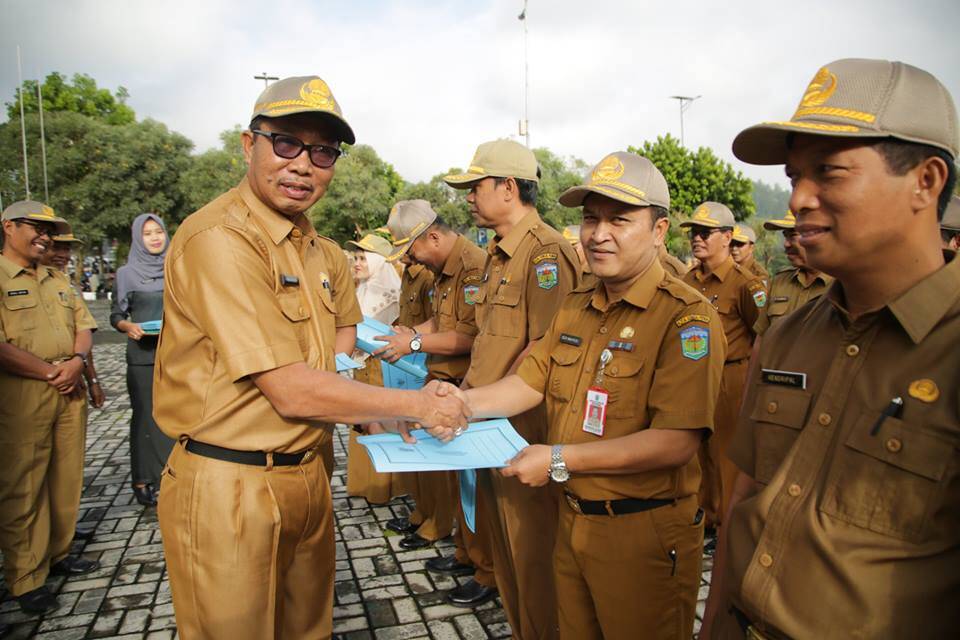Sekda Serahkan Hasil Evaluasi Kinerja SKPD