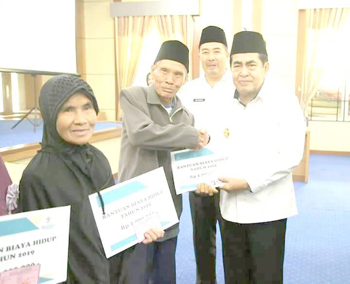 Ratusan Warga Kurang Mampu Terima Zakat PNS di Sungaipenuh