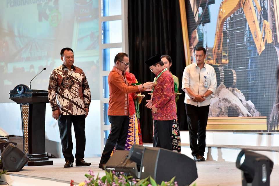 Gubernur Jambi Fachrori Raih Penghargaan K3