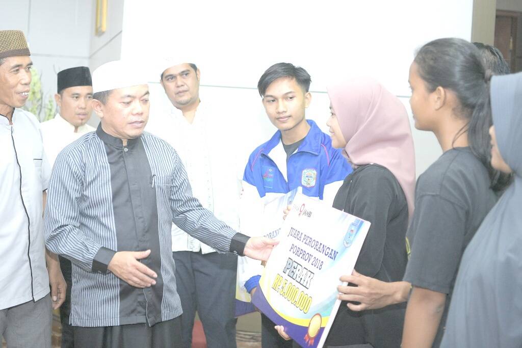 H Al Haris Serahkan Bonus Atlit Porprov 2018