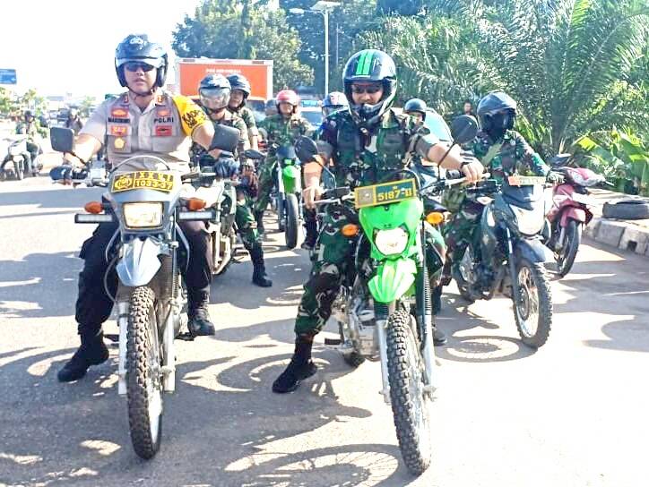 Sinergitas TNI-Polri, Dandim 0415/Batanghari Bersama Kapolres Muarojambi Kawal Pergeseran Kotak Suara
