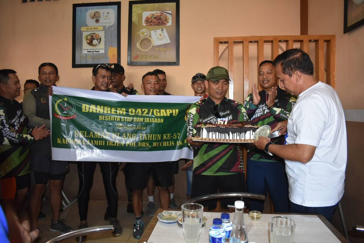 Ulang Tahun ke – 57, Kapolda Jambi Dapat Kejutan Dari Perwira Korem 042/Gapu