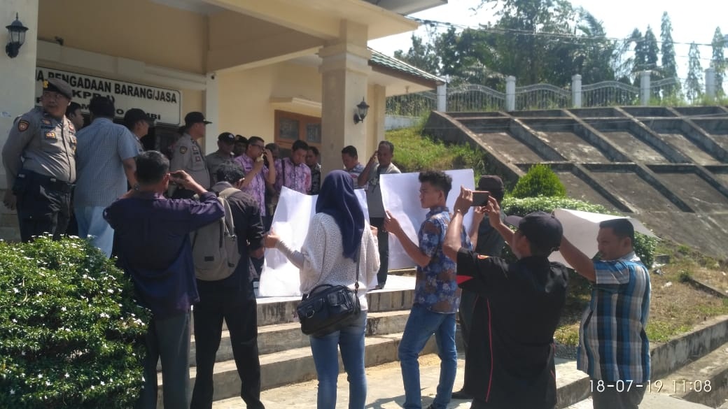 ULP Muaro Jambi Diduga Langgar Persyaratan Lelang