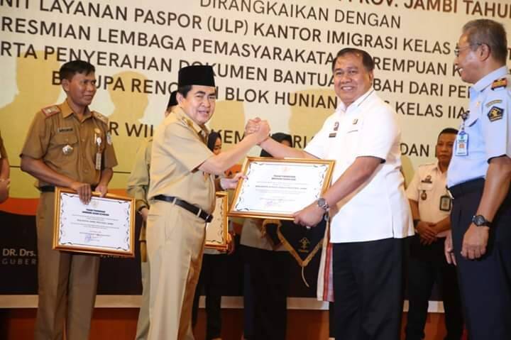 Walikota Sungaipenuh Terima Penghargaan Anubhawa Sasana Desa