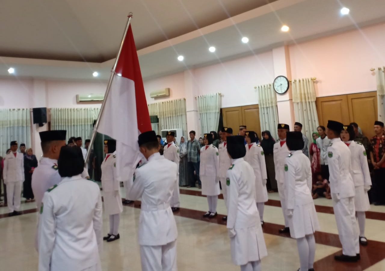 30 Anggota Paskibra Tebo Di Kukuhkan Bupati Sukandar