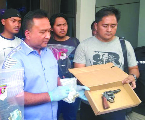 Polisi Baku Tembak Dengan Pelaku Pencurian Senpi Anggota Polsek