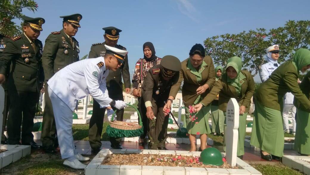 Kenang Jasa Pahlawan, Korem 042/Gapu Gelar Upacara Ziarah Nasional Sambut HUT Ke-74 TNI 2019