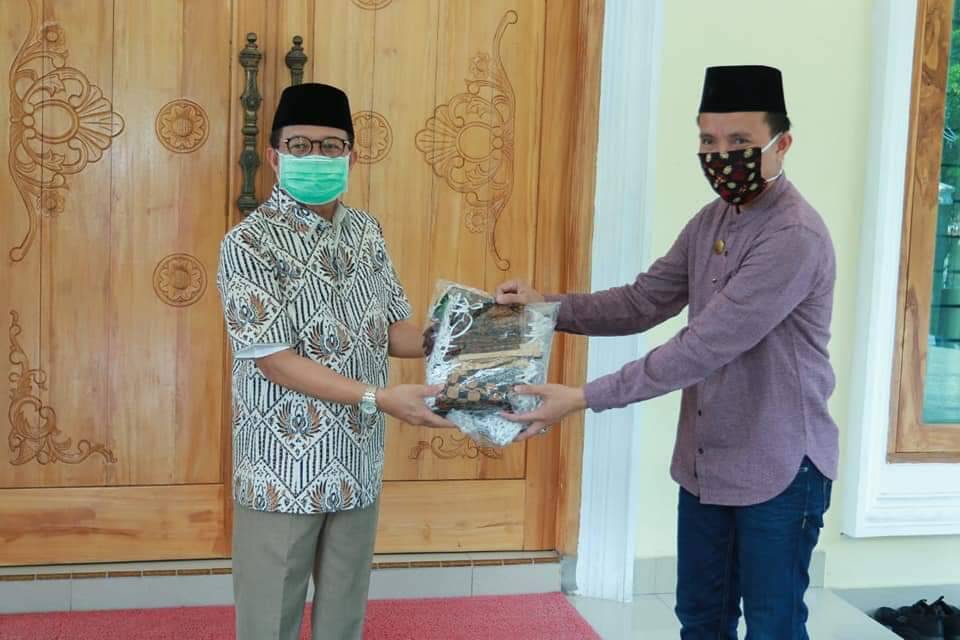 Fachrori Serahkan 1.000 Masker Kepada Pedang Pasar Angso Duo