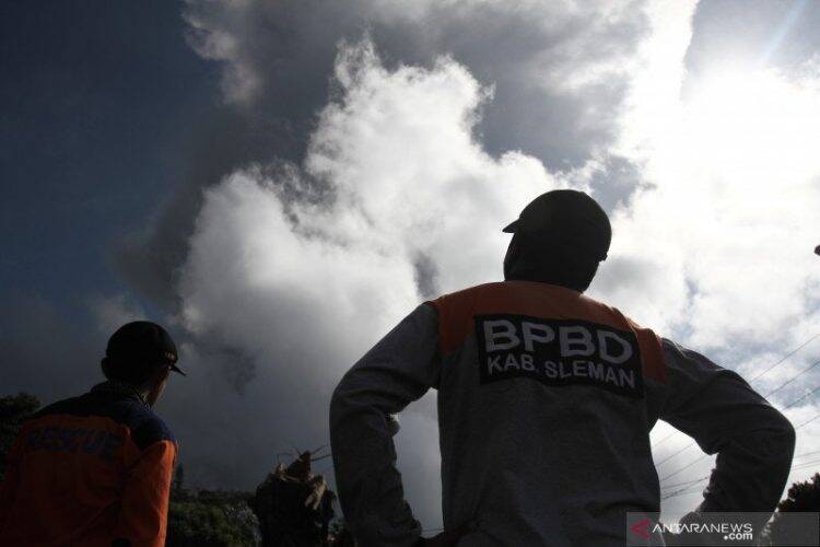 Warga Diimbau Tetap Tenang Meski Gunung Meletus Dua Kali