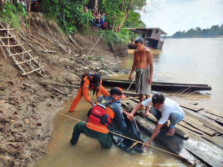 Seorang Lansia Ditemukan Mengapung Setelah Tujuh Hari Tenggelam