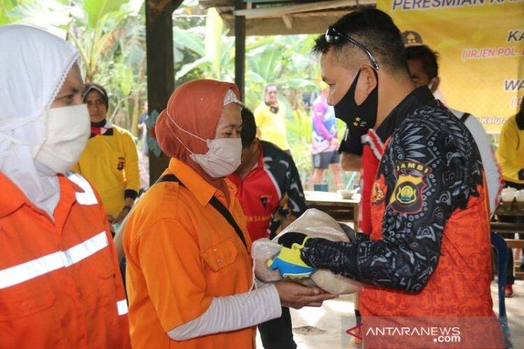 Anak Mantan Wapres Berikan Paket Sembako ke Petugas Kebersihan Jambi