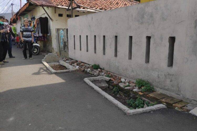 Dua Makam Viral Berada di Badan Jalan