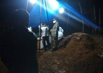 Dikubur Malam Hari Sesuai Protokol Corona dan Dikawal Ketat Petugas