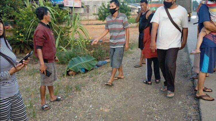 Mayat Darma Tergeletak Dipinggir Jalan Terusan