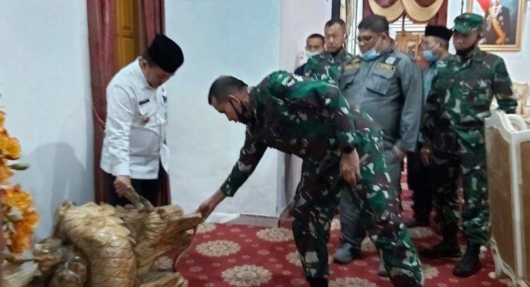 Pangdam Sriwijaya Terpesona Saat Melihat Batu Sungkai