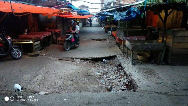 Jalan Pasar Tanggaraja Ilir Membahayakan Warga