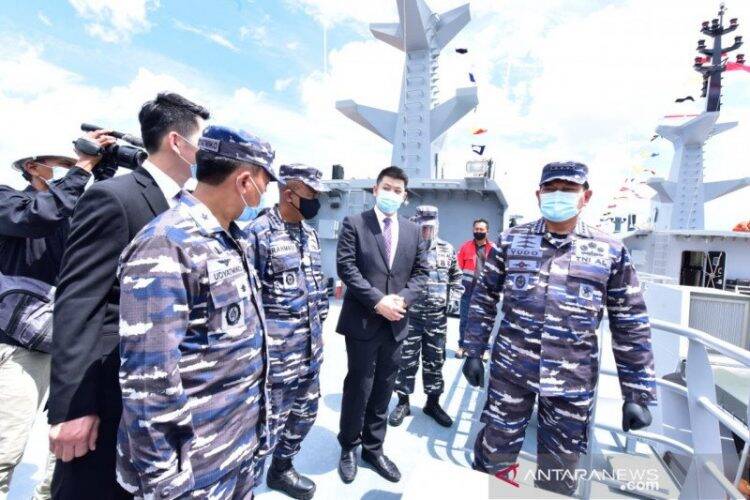 Kapal Perang Dengan Meriam 30mm