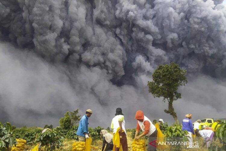 Letusan Sinabung Sampai ke Langit Malaysia